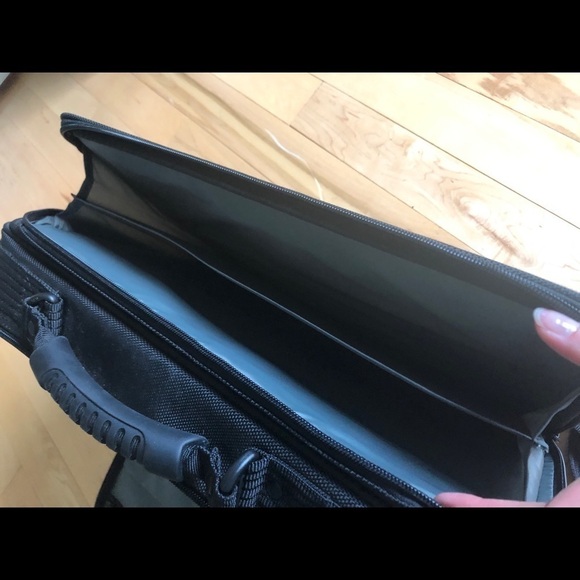 Targus Deluxe black laptop messenger bag NWT - Picture 6 of 13